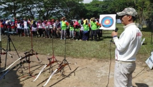 Foto: Kadispora Kaltim Agus Tianur saat membuka Kerjurprov Junior Cabang Olahraga panahan kemarin.