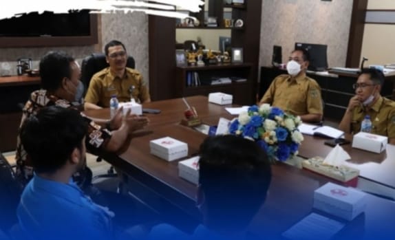 Foto : Kadis Kominfo Muhammad Faisal (tengah) saat menyambut kedatangan Biznet kemarin.