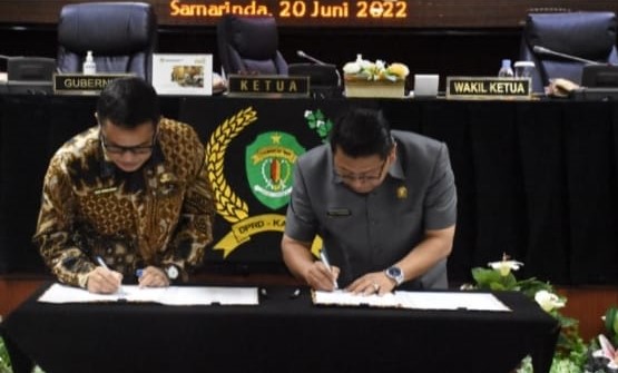 Foto: Plt Sekretaris Daerah provinsi Kaltim, Riza Indra Riadi (pakai batik) saat meneken hasil rapat Paripurna ke-22.