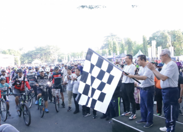 SEMANGAT: Hadi Mulyadi Lepas Ribuan Peserta Gowes Dalam Rangka Hari Konsumen Nasional