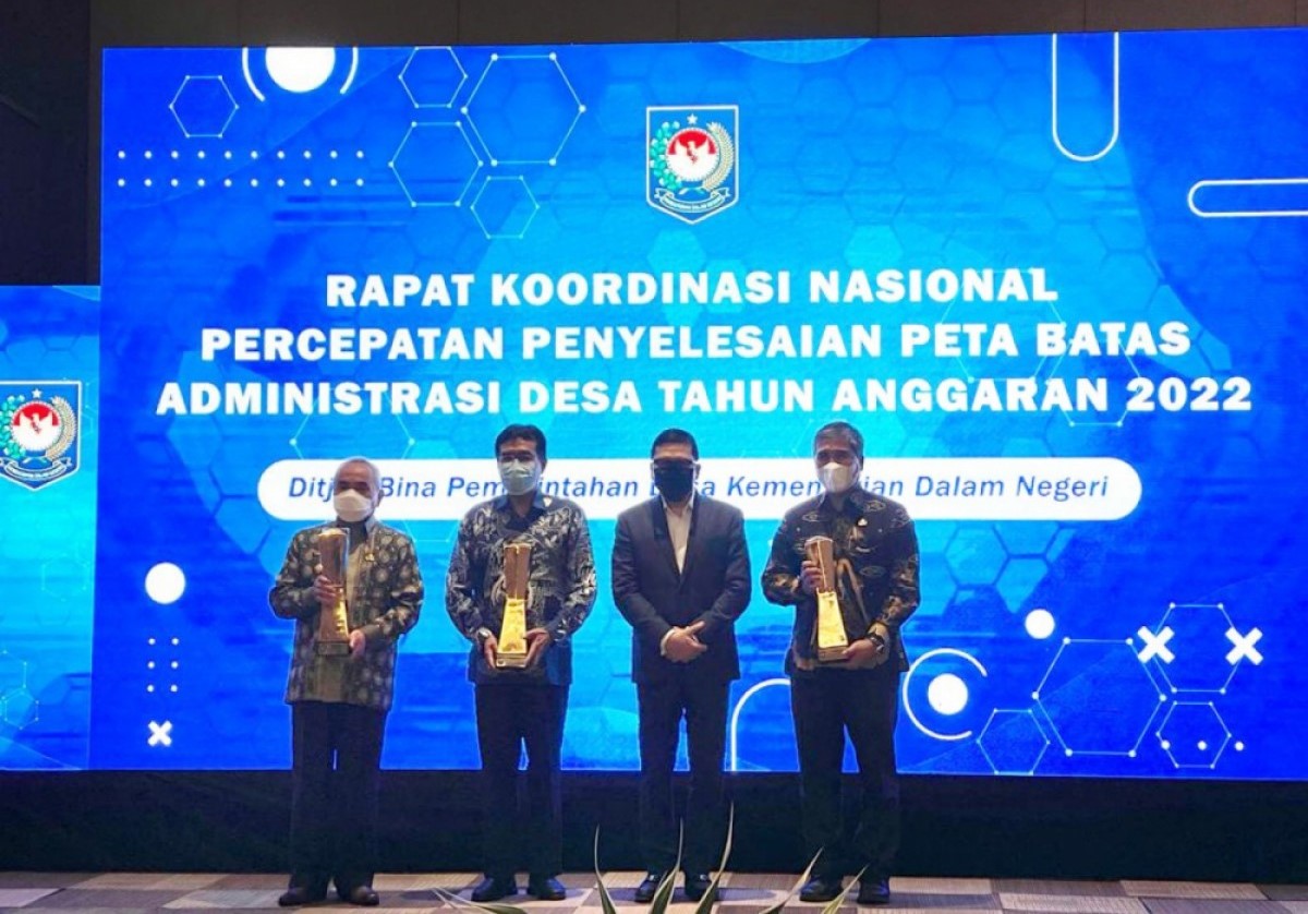 BERPRESTASI: Gubernur Kaltim Isran Noor (kiri) saat menerima dua penghargaan dari Direktorat Jenderal Bina Pemerintahan Desa Kementerian Dalam Negeri.