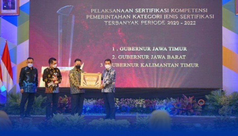 WAKILI GUBERNUR: Penghargaan diterima langsung oleh Pj Sekretaris Daerah Provinsi Kaltim Riza Indra Riadi mewakili Gubernur di Aula Kantor BPSDM Provinsi Jawa Timur, Rabu (29/6/2022).