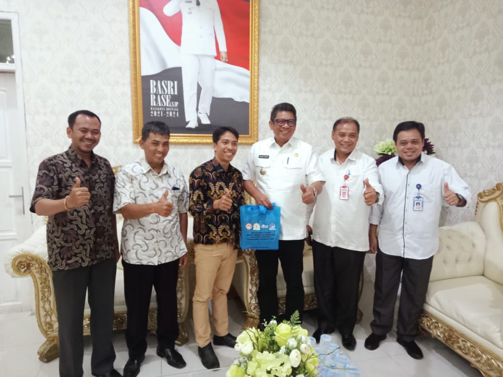 FOTO : Ketua KPID Kaltim Irwan (tiga kiri) saat foto bersama Walikota Bontang Basri Rase di ruang kerjanya kemarin.