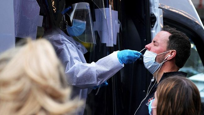 Ilustrasi. Grafik kasus Covid-19 dunia kembali naik setelah varian Omicron BA.4/5 menyebar. (Reuters/Carlo Allegri)