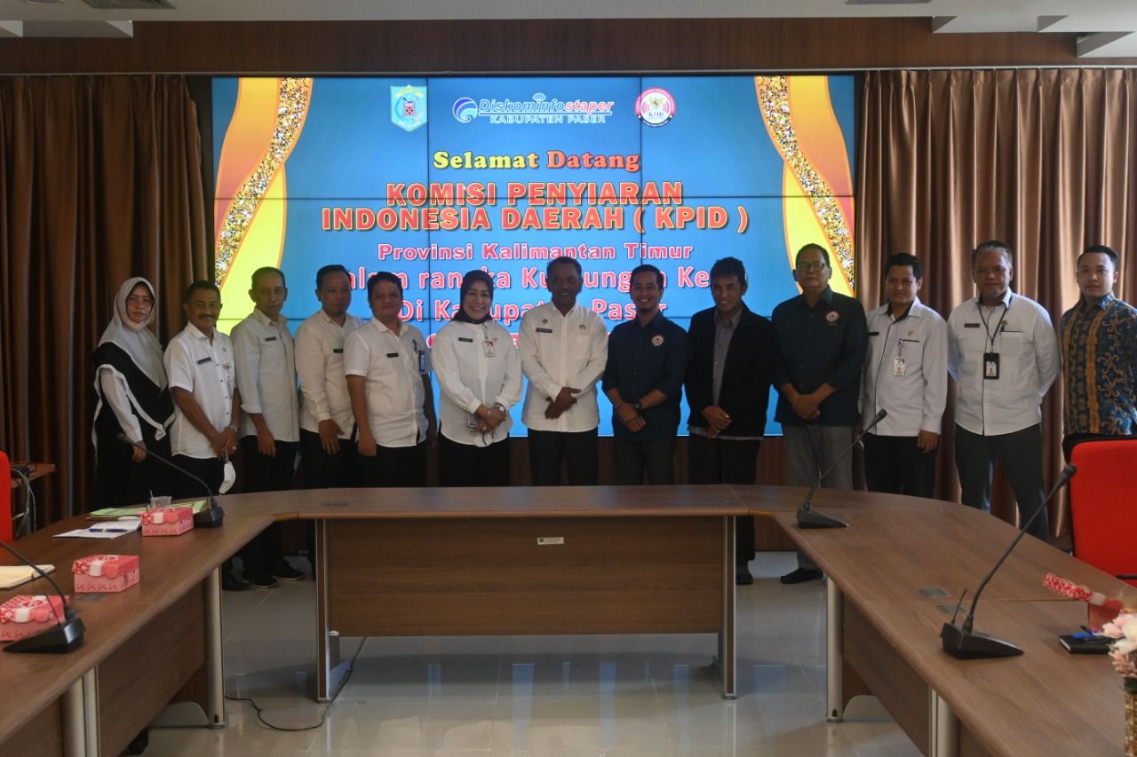 FOTO : Jajaran KPID Kaltim foto bersama  Diskominfo Kabupaten Paser usia melakukan Kunker.