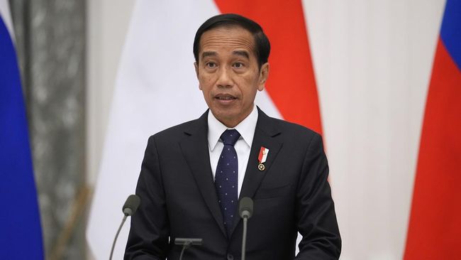 FOTO : Presiden Jokowi mengajak pers ikut memerangi hoaks yang dapat memecah belah bangsa. (AP/Alexander Zemlianichenko)