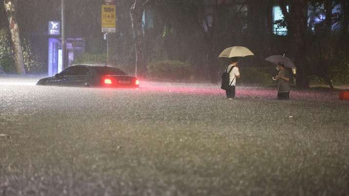 FOTO : Banjir parah karena curah hujan tertinggi dalam 80 tahun terakhir menewaskan tujuh orang dan enam lainnya masih hilang.