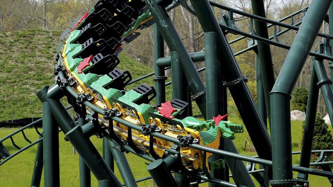FOTO : Sebanyak 34 orang terluka dan dua di antaranya kritis akibat dua kereta rollercoaster bertabrakan di taman hiburan Legoland, selatan Jerman.