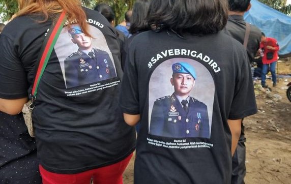 FOTO : Pihak keluarga menggelar doa bersama di depan makam Brigadir J menjelang proses ekshumasi dan autopsi ulang yang bakal digelar pada Rabu (27/7).