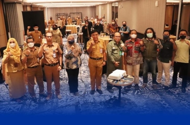 SEMANGAT: Narasumber dan peserta foto bersama usai kegaitan konsultasi publik.