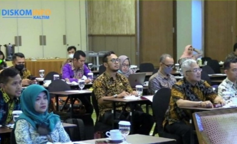 SEMANGAT: Para pegawai dinas saat mendengarkan pemaparan dari narasumber.