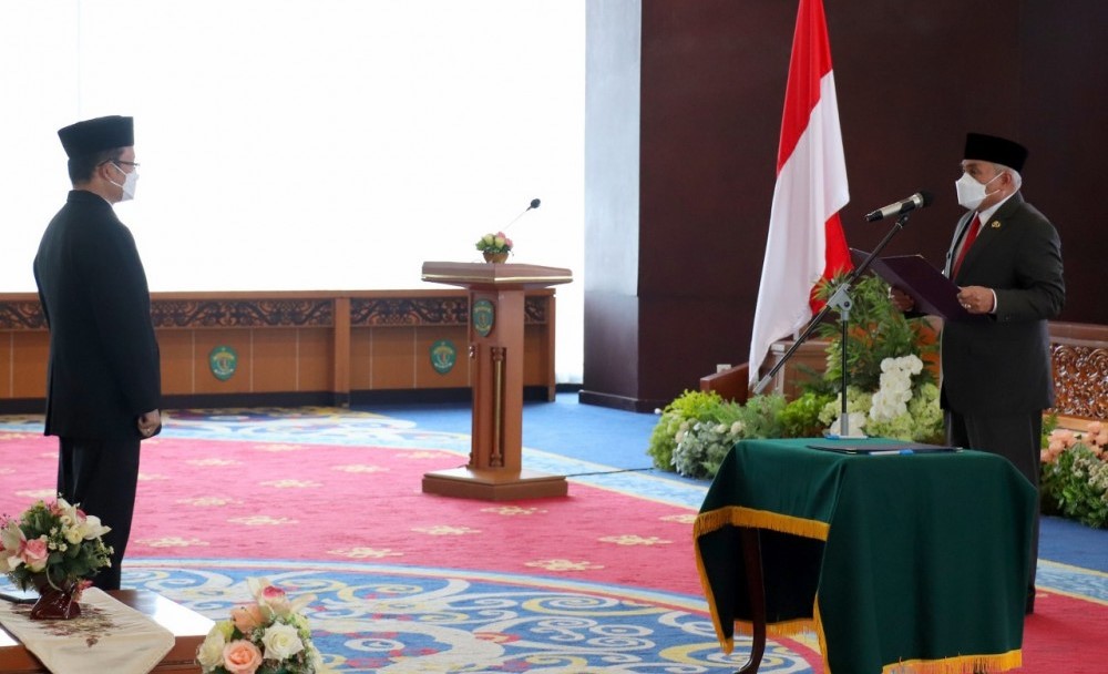DILANTIK: Hasoloan Manalu dipercaya jadi Kepala BPKP Kaltim dan Dikukuhkan oleh Gubernur Kaltim Isran Noor (kanan).