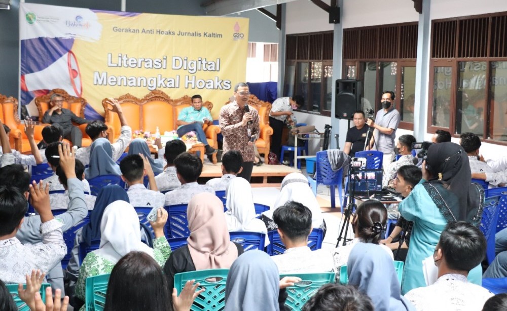 BERI PEMAHAMAN: Kadiskominfo Kaltim Faisal saat memberikan materi kepada siswa.