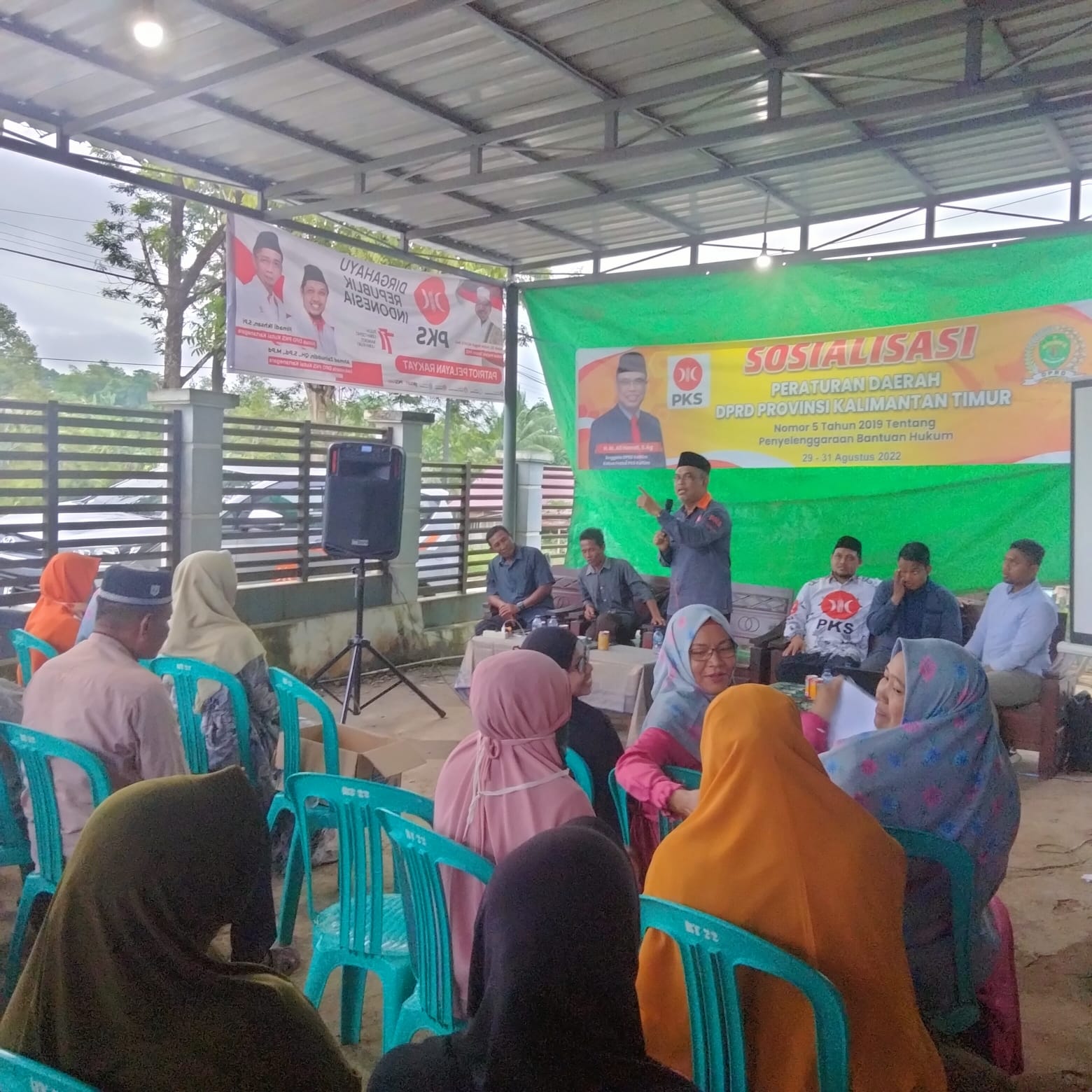 SOSIALISASI: HM Ali Hamdi saat memberikan pemahaman hukum di hadapan para peserta Sosper di desa Kerta Buana pada, Selasa (30/8) sore.