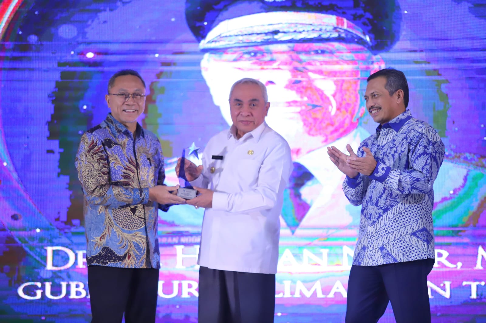 PENGHARGAAN: Gubernur Kaltim H Isran Noor (tengah) menerima penghargaan secara langsung dari Kementerian Perdagangan RI Zulkifli Hasan.