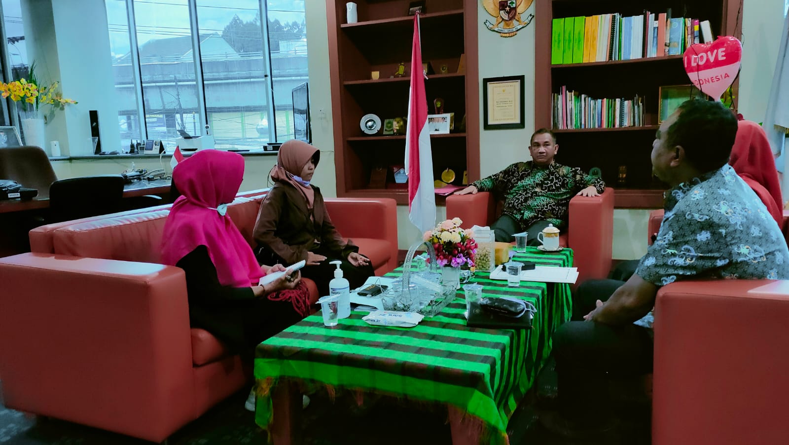 KOORDINASI : Syafranuddin (batik hijau) saat berkoodinasi dengan Gojek Muslimah terkait peningkatan pelayanan peminjaman dan pemulangan buku di DPK Kaltim hari ini.