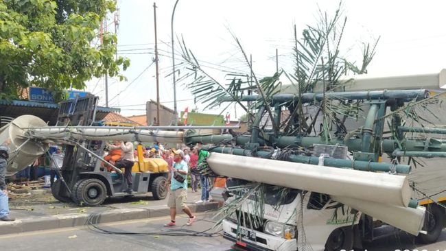 FOTO : Kecelakaan truk di Bekasi menewaskan 10 orang. (Tangkapan layar twitter @TMCPoldaMetro)