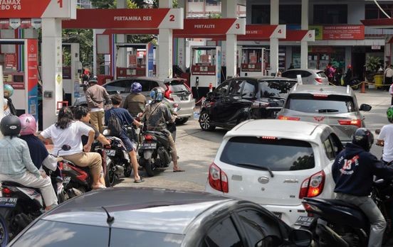 FOTO : Ilustrasi Atrean SPBU Jelang Kenaikan Harga BBM
