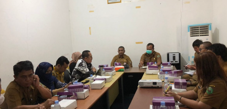 Foto : Kepala Dinas Perpustakaan dan Kearsipan Daerah Kaltim HM Syafranuddin (depan, kiri) saat berkunjung ke Kabupaten Mahakam Ulu pada, Senin (05/09/22).