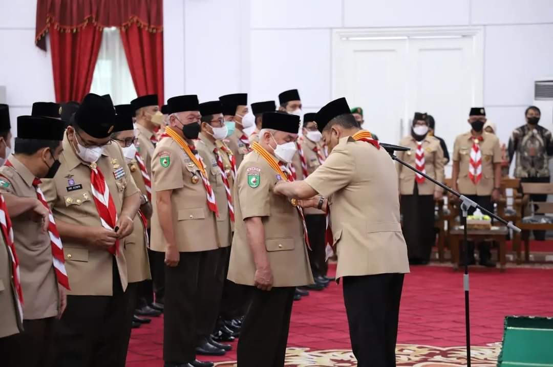 FOTO : Ketua Kwartir Nasional Gerakan Pramuka Komjen Pol. (Purn) Budi Waseso melantik Gubernur Kalimantan Timur Isran Noor sebagai Ketua Majelis Pembimbing Daerah (Ka Mabida) Gerakan Pramuka Kaltim masa bakti 2021-2026, di Pendopo Odah Etam, Samarinda, Mi