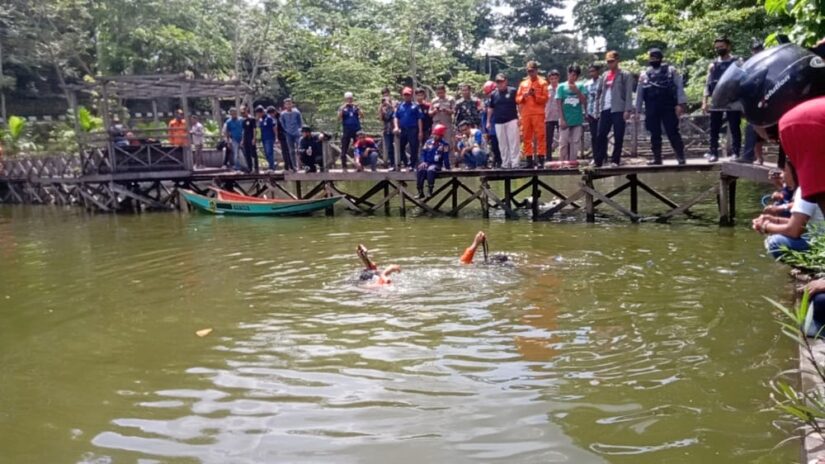 FOTO : Tim pencarian dan penyelamatan gabungan di kolam Taman Sejati. Kolam di taman itu jadi salah satu fasilitas di taman yang menjadi salah satu ruang terbuka hijau (RTH) (handout/Basarnas Unit Siaga SAR Samarinda)