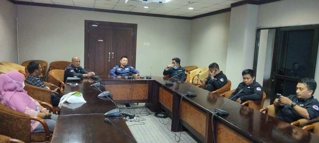 FOTO : Suasana AJKT yang di Ketuai Sukriadi (kiri) saat menggelar diskusi bersama ketua komisi I DPRD Kaltim hari ini.