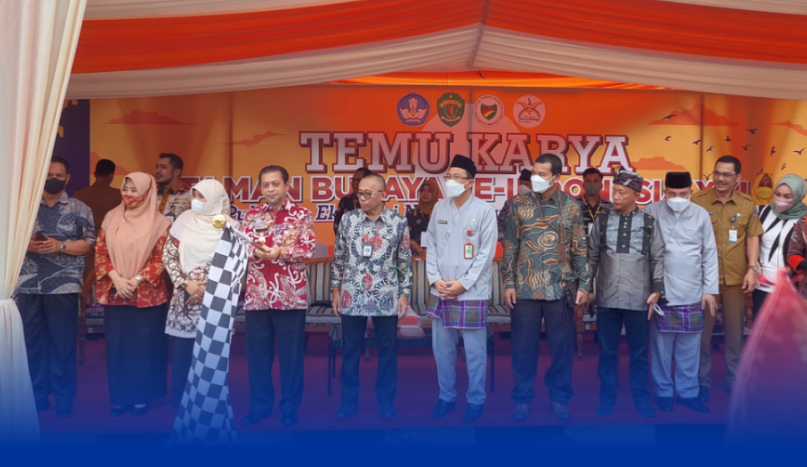 DUKUNG: Para pejabat di lingkungan Pemprov Kaltim saat menyaksikan parade mobil hias saat event Temu Karya Taman Budaya se-Indonesia.