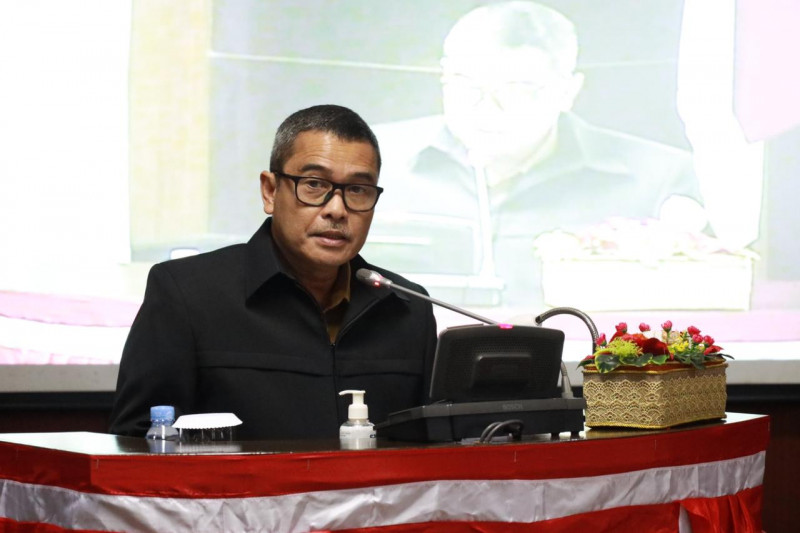 SAMPAIKAN: Kaltim, Pj. Sekretaris Daerah Prov. Kaltim Riza Indra Riadi saat menghadiri dan sampaikan jawaban di rapat paripurna.