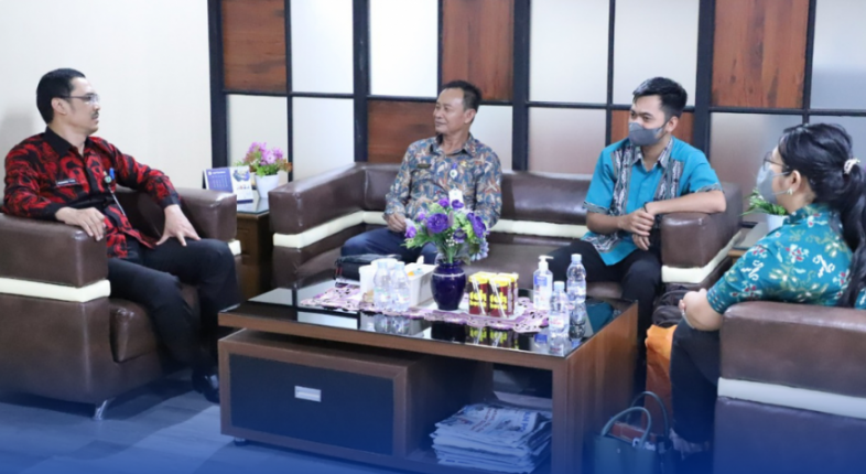 SAMBANGI: Rombongan Diskominfo Kubar saat diterima Kadiskominfo Kaltim Faisal.