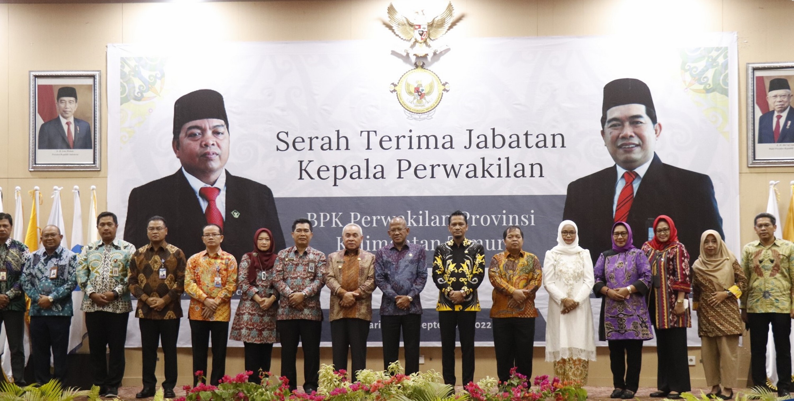 Samarinda, (23/9/2022) – Serah terima jabatan (Sertijab) Kepala BPK Perwakilan Provinsi Kalimantan Timur dari Dadek Nandemar kepada Agus Priyono ditandai penandatanganan berita acara dan penyerahan memori masa jabatan disaksikan langsung oleh Gubernur isr