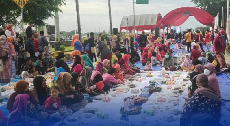 TETAP ADA: Tradisi Beseprah Kesultanan Kutai Kartanegara, Momen Bersatunya Raja dan Seluruh Rakyat.