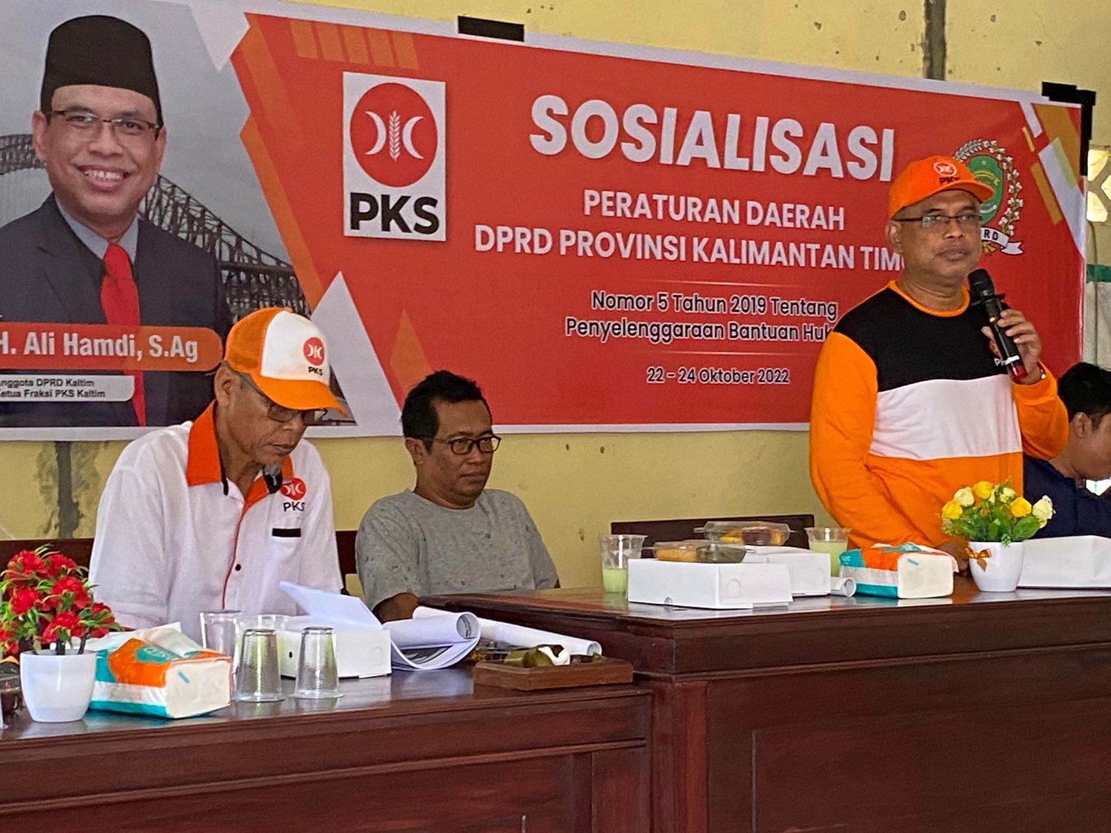 FOTO : HM Ali Hamdi (berdiri) berharap masyarakat dapat keadilan yang sama di mata hukum