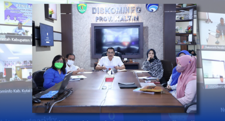 TENTUKAN: Diskominfo Kaltim saat berdiskusi memberikan penilaian.