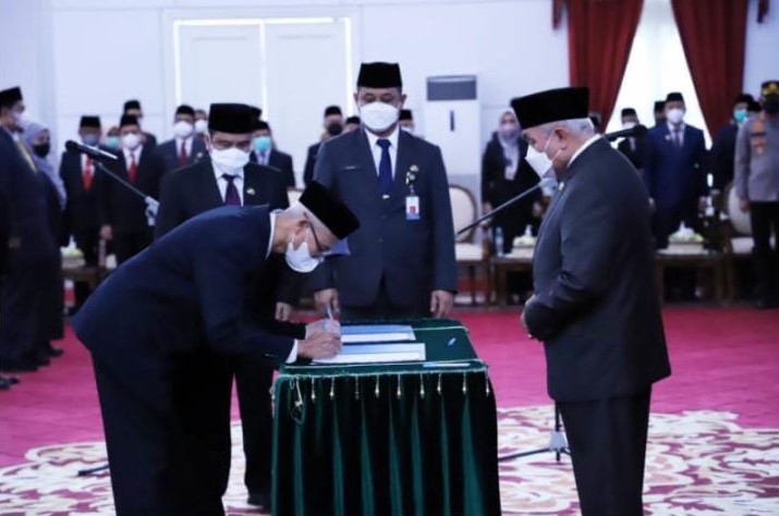 TUGAS BARU: 13 Pejabat Pimpinan Tinggi Pratama di Pemprov Kaltim resmi dilantik Gubernur Kaltim, Isran Noor, Senin (10/10).