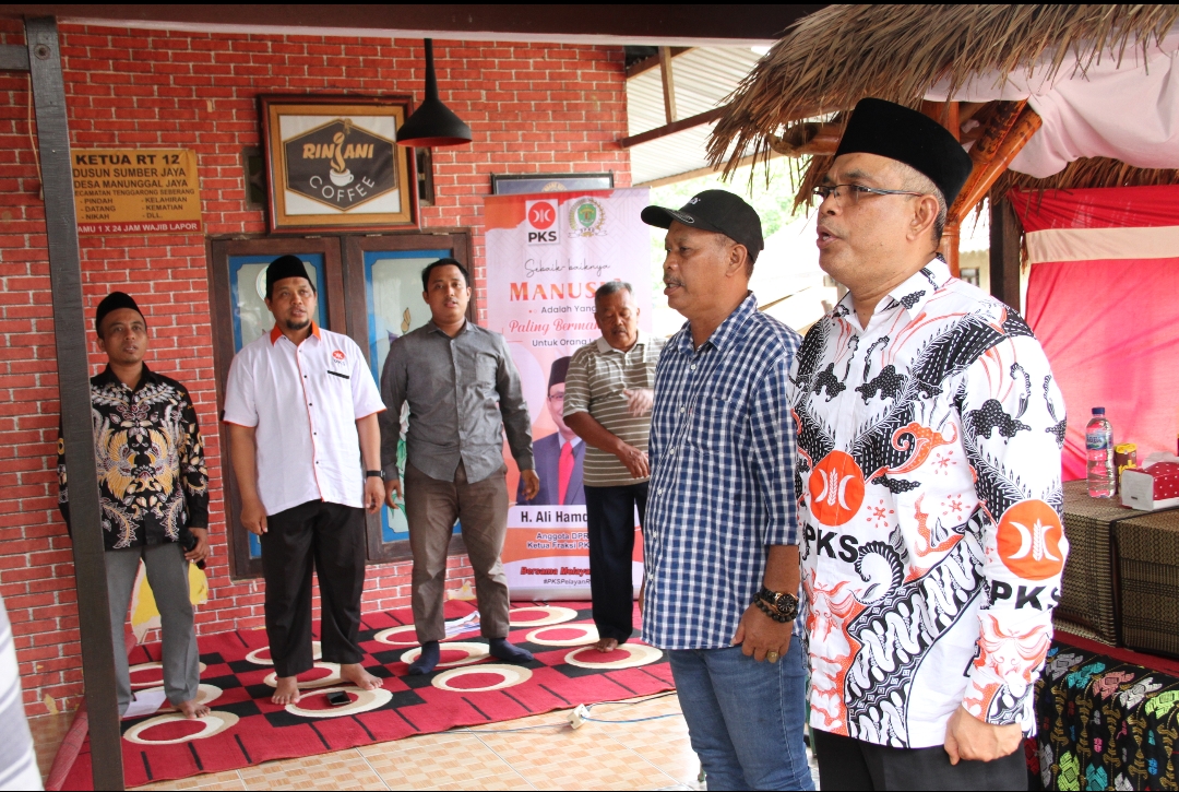 FOTO : Anggota DPRD Kaltim H Ali Hamdi (kacamata) hadir menyanyikan lagu kebangsaan  Indonesia raya di Sosper Desa Manunggal Jaya.