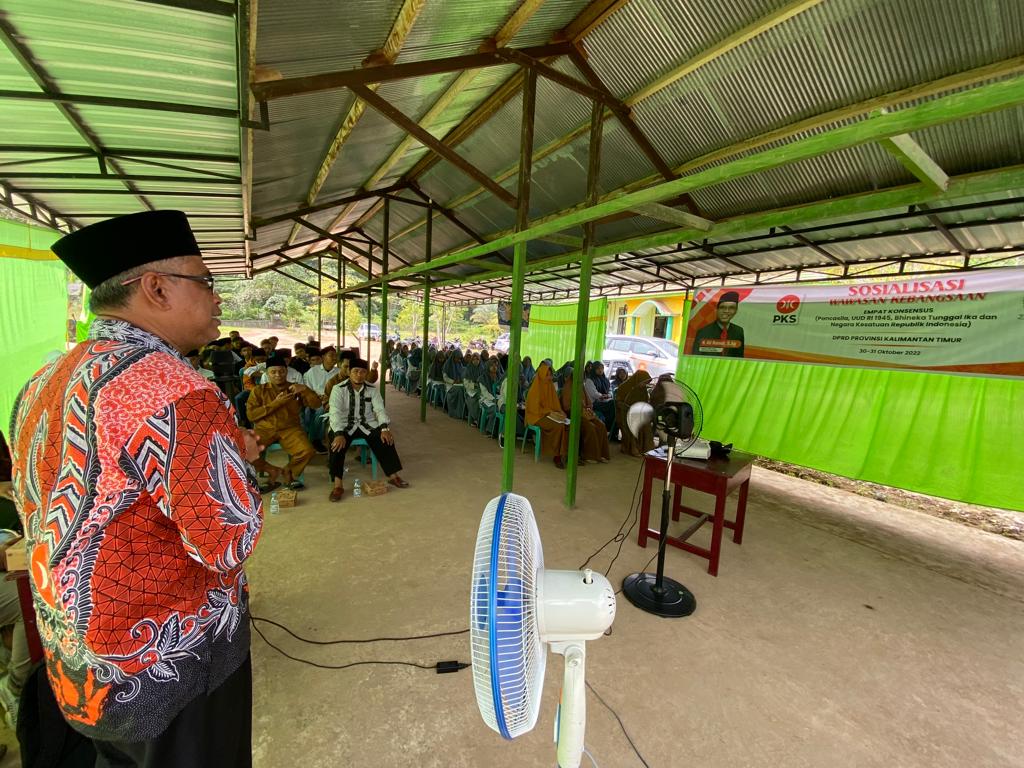 FOTO : Anggota DPRD Kaltim H Ali Hamdi saat menyampaikan Sosbang secara perdana bagi para siswa dan siswi Madrasah Aliyah Nahdlatul Wathan Desa Bangun Rejo.