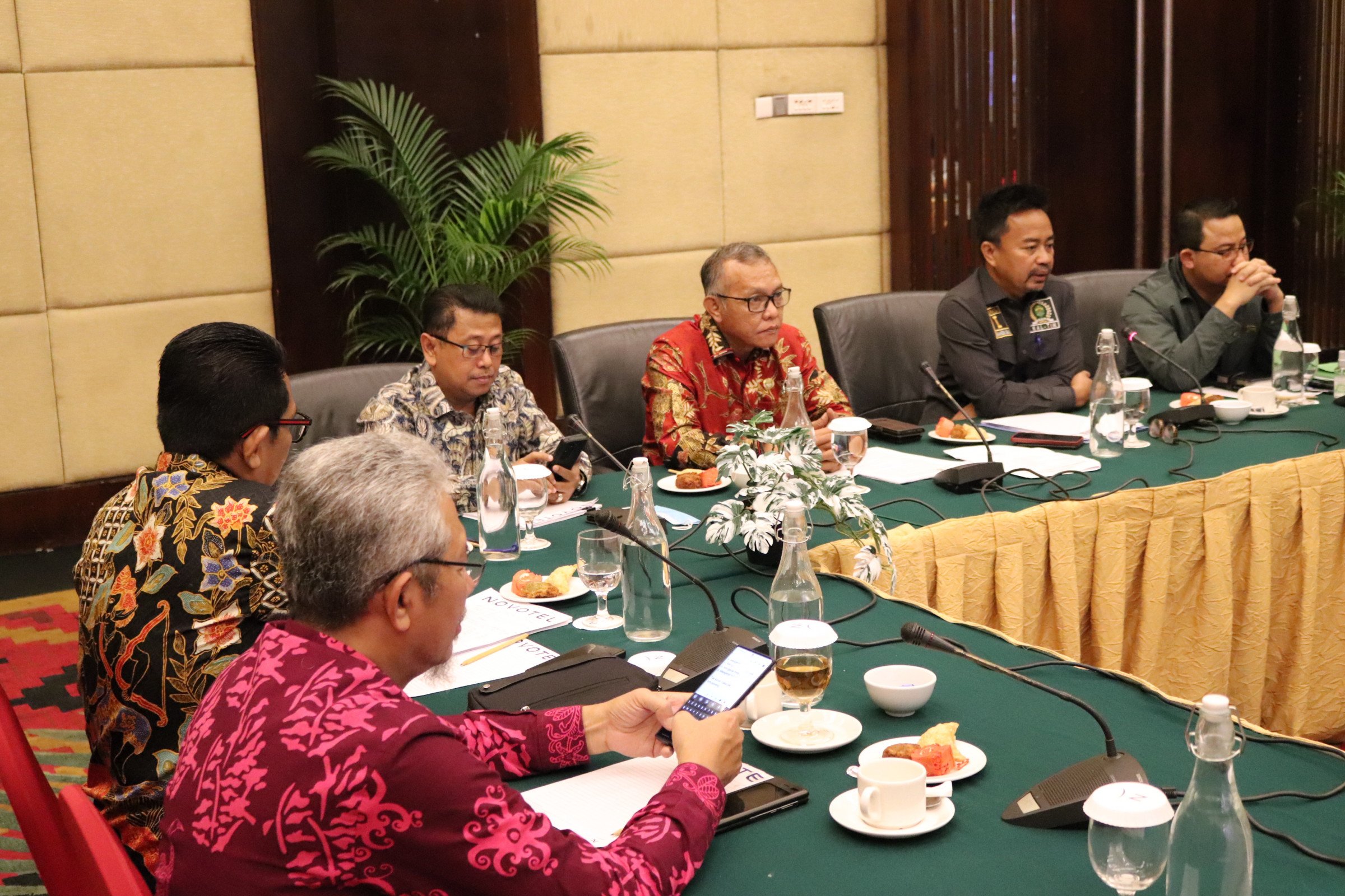 RAPAT KERJA: Pansus RTRW saat menggelar rapat kerja bersama Perangkat Daerah di Hotel Novotel Balikpapan.