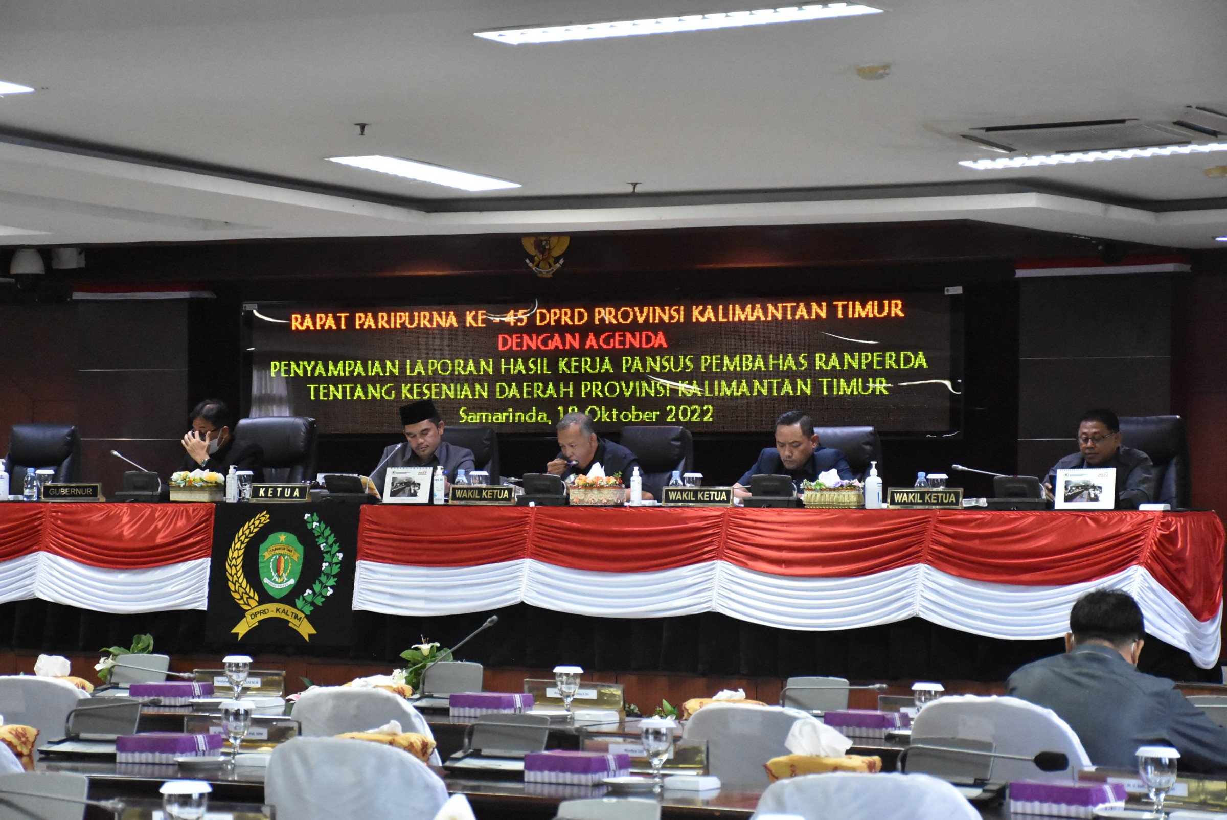 PIMPIN: Ketua DPRD Kaltim Hasanuddin Mas’ud saat mempin Rapat Peripurna DPRD Kaltim ke 45, Selasa (18/10)