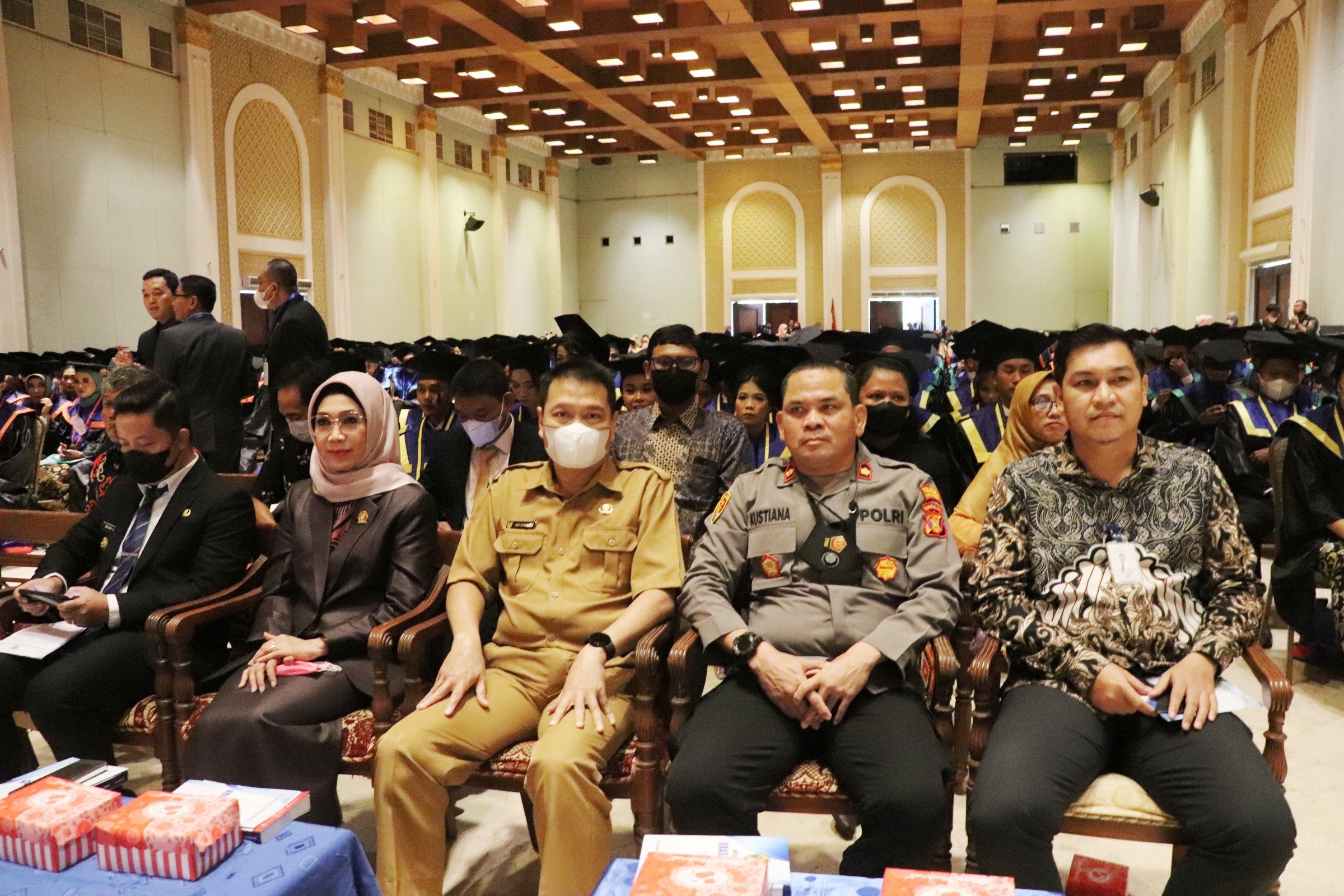 HADIRI: Menghadiri Wisuda ke-32 Politeknik Pertanian Negeri Samarinda, Selasa (18/10) di Ballroom Hotel Mesra Internasional dihadiri Wakil Ketua DPRD Kaltim Puji Setyowati (dua dari kiri)