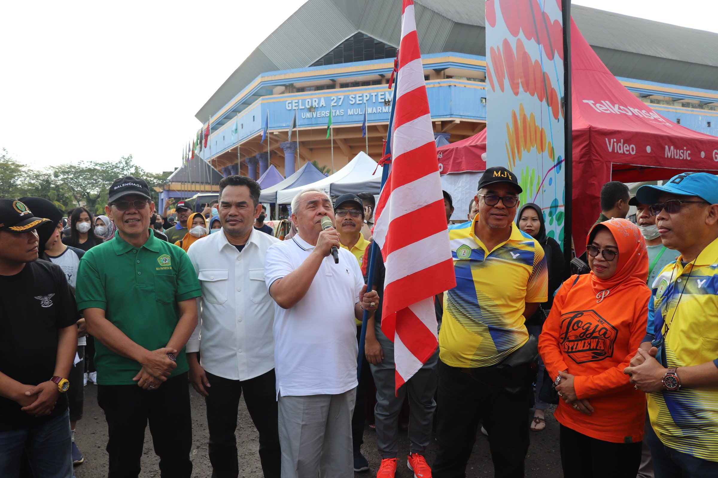 BERSEMANGAT: Ketua DPRD Kaltim Hasanuddin Mas’ud saat mengikuti acara jalan sehat Dies Natalis Ke – 60 Unmul dan peninjauan persiapan gedung 27 September Unmul, Minggu (25/9) pagi