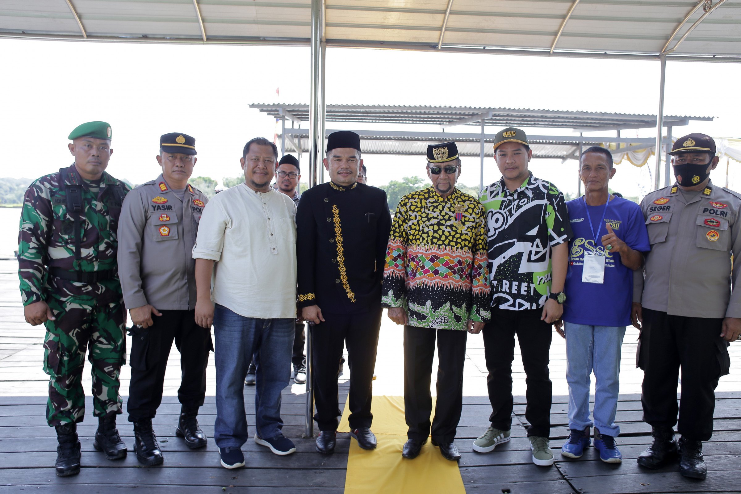 DUKUNG: Ketua DPRD Kaltim Hasanuddin Mas’ud (baju hitam) saat menghadiri perlombaan balap ketinting dalam rangka memeriahkan Acara Adat Kutai Kartanegara (ERAU 2022), di Dermaga Kumala, Kabupaten Kutai Kartanegara (Kukar), Jumat (30/9).