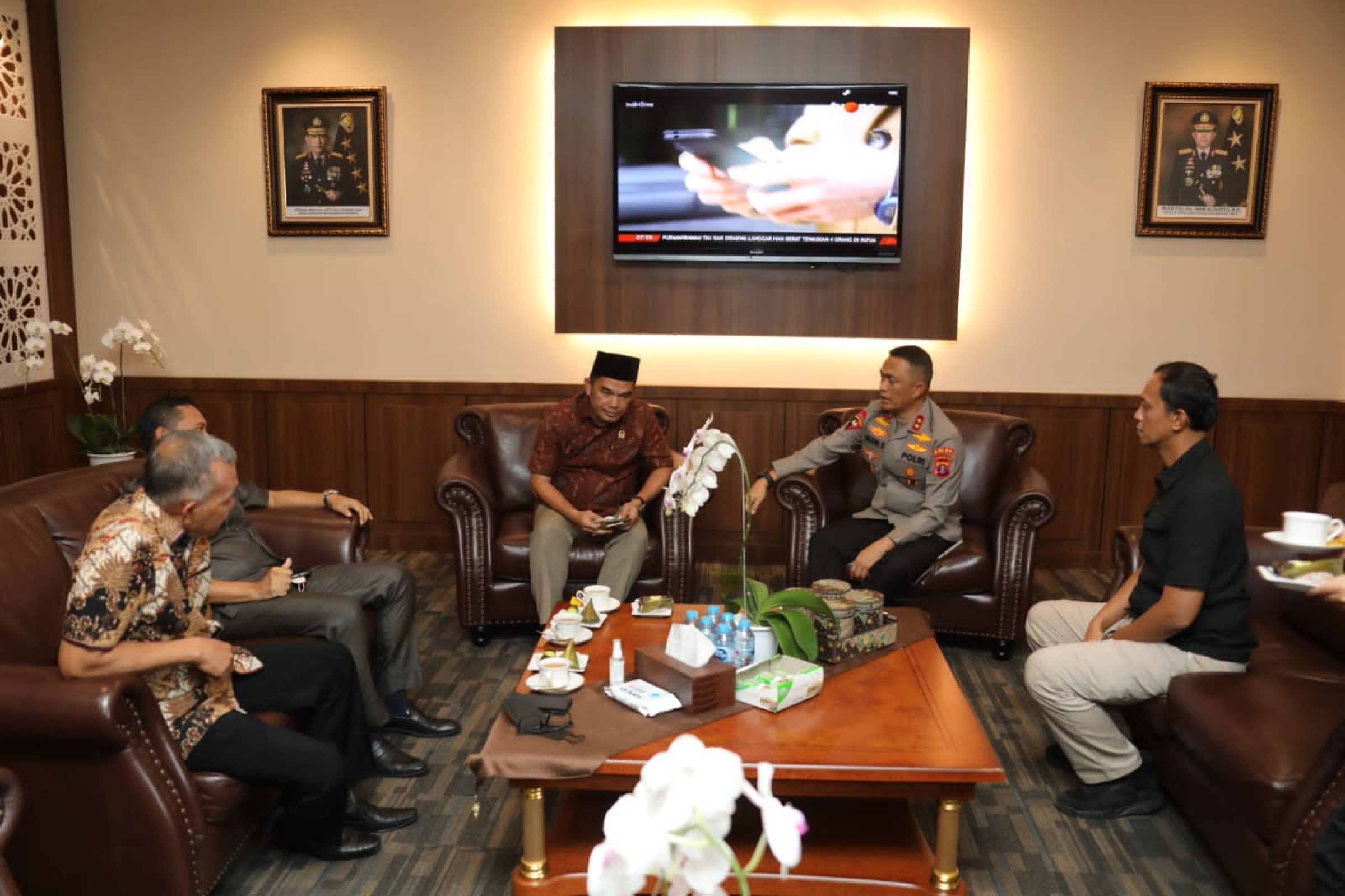 SINERGI: Ketua DPRD Kaltim Hasanuddin Masud bersama Wakil Ketua DPRD Kaltim Muhammad Samsun dan Seno Aji menyambangi Kapolda Kaltim Irjen Pol Imam Sugiarto, Kamis (22/9).