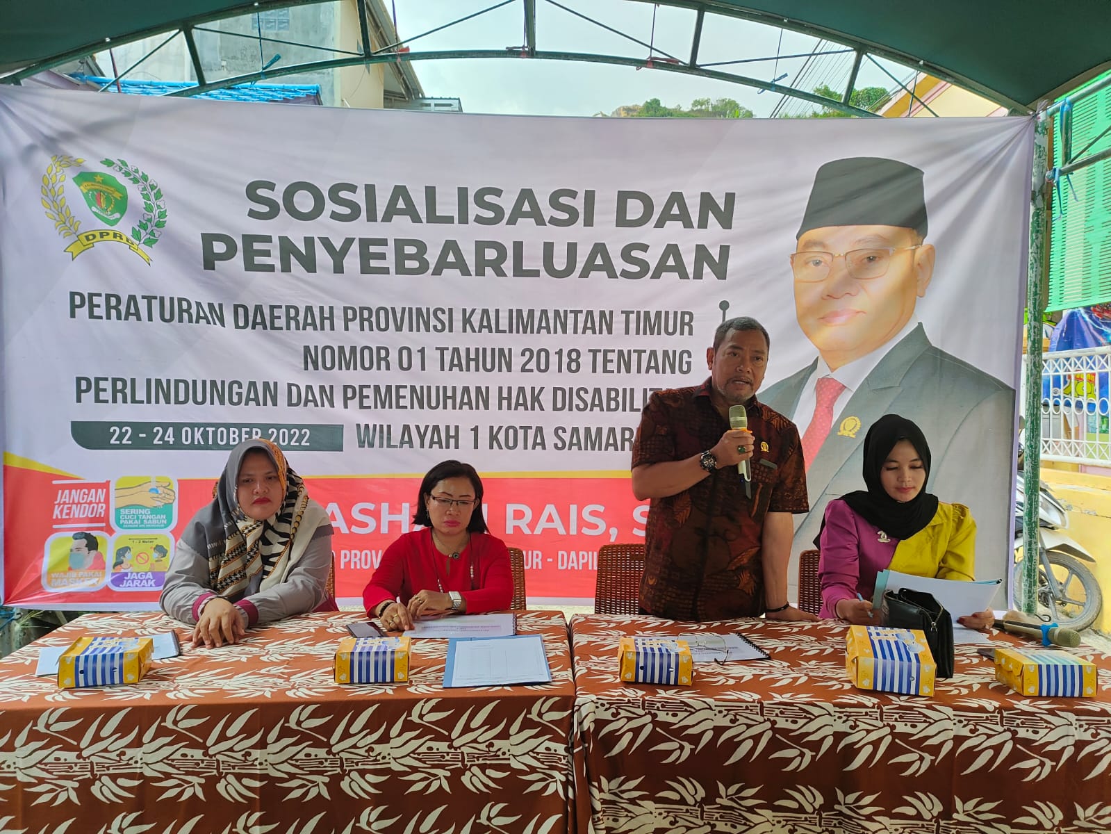 SAMPAIKAN: Anggota DPRD Kaltim Mashari Rais (berdiri) saat mensosialisasikan Perda Kaltim Nomor 1 Tahun 2018 tentang Perlindungan dan Pemenuhan Hak Distabilitas di Perum Graha Indah, Samarinda, Minggu (23/10).