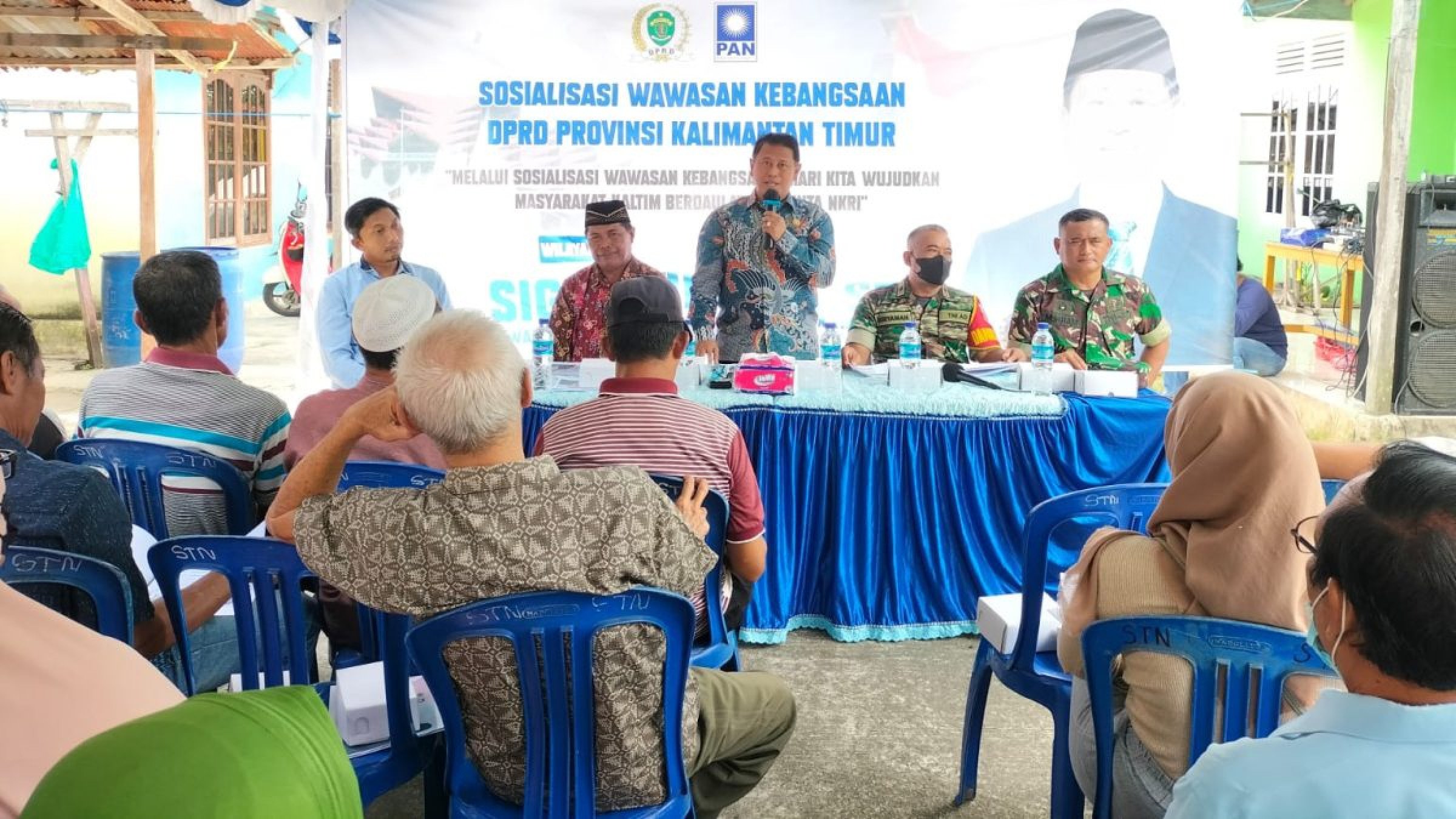 JELASKAN: Wakil Ketua DPRD Kaltim Sigit Wibowo (berdiri) saat melakukan sosialisasi Wawasan Kebangsaan di Balikpapan