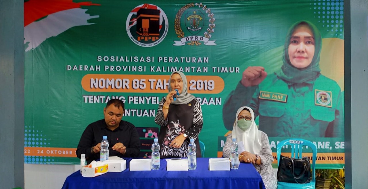 JELASKAN: Anggota DPRD Kaltim Mimi Meriami BR Pane SE dari Fraksi PPP didampingi narasumber Wawan Sanjaya SH, MH dengan moderator Iin Rahman saat sosialisasi Perda Bantuan Hukum di Kelurahan Kariangau, Balikpapan Barat.