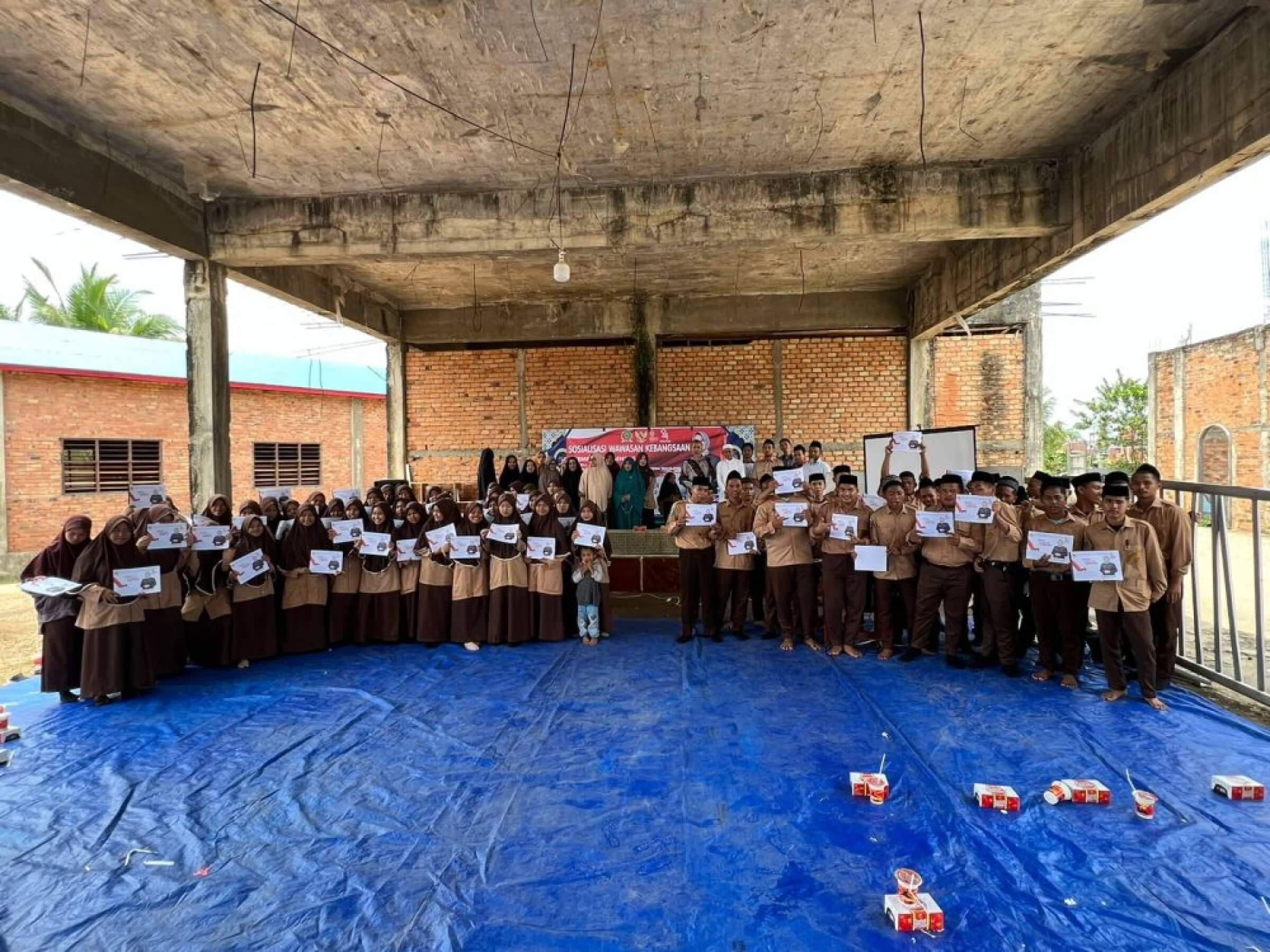 SAMBANGI: Jelang Pemilu 2024, Sukmawati Sosialisasikan Wawasan Kebangsaan di Madrasah Sukmawati (baju hijau) dalam Sosialisasi Wawasan Kebangsaan di Madrasah Aliyah Al-ihsan, Jalan Cendrawasih RT4, Desa Senaken, Tanah Grogot, Paser