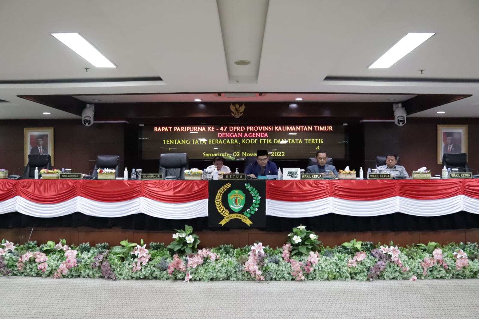 FOTO : Ketua DPRD Kaltim Hasanuddin Mas'ud didampingi Wakil Ketua DPRD Kaltim Seno Aji, dan Sigit Wibowo saat memimpin rapat paripurna ke 47 DPRD Kaltim, Rabu (2/11).
