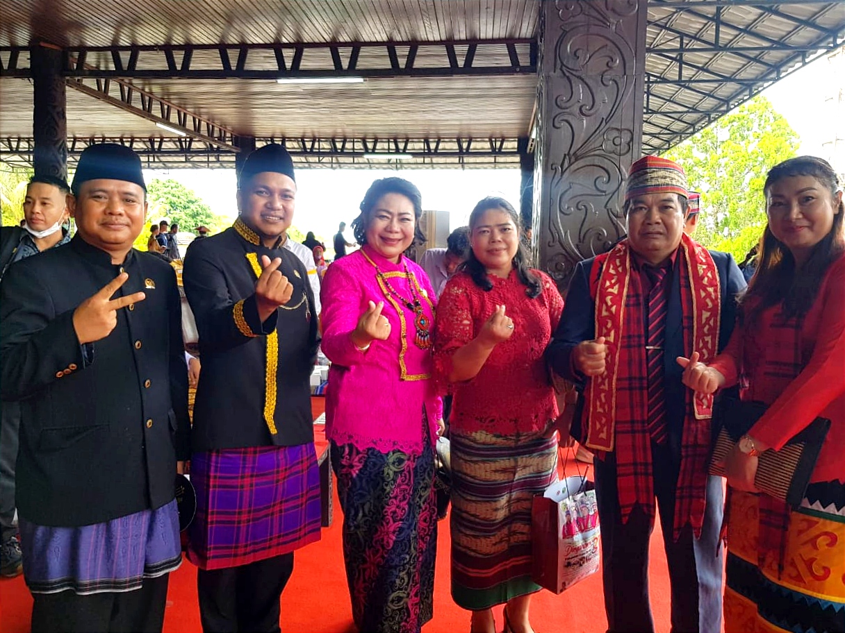 FOTO : Anggota DPRD Kaltim Veridiana Huraq Wang bersama M Udin dan lainnya saat Hadiri acara Peringatan HUT ke 23 Kabupaten Kutai Barat, di Taman Budaya Sendawar.