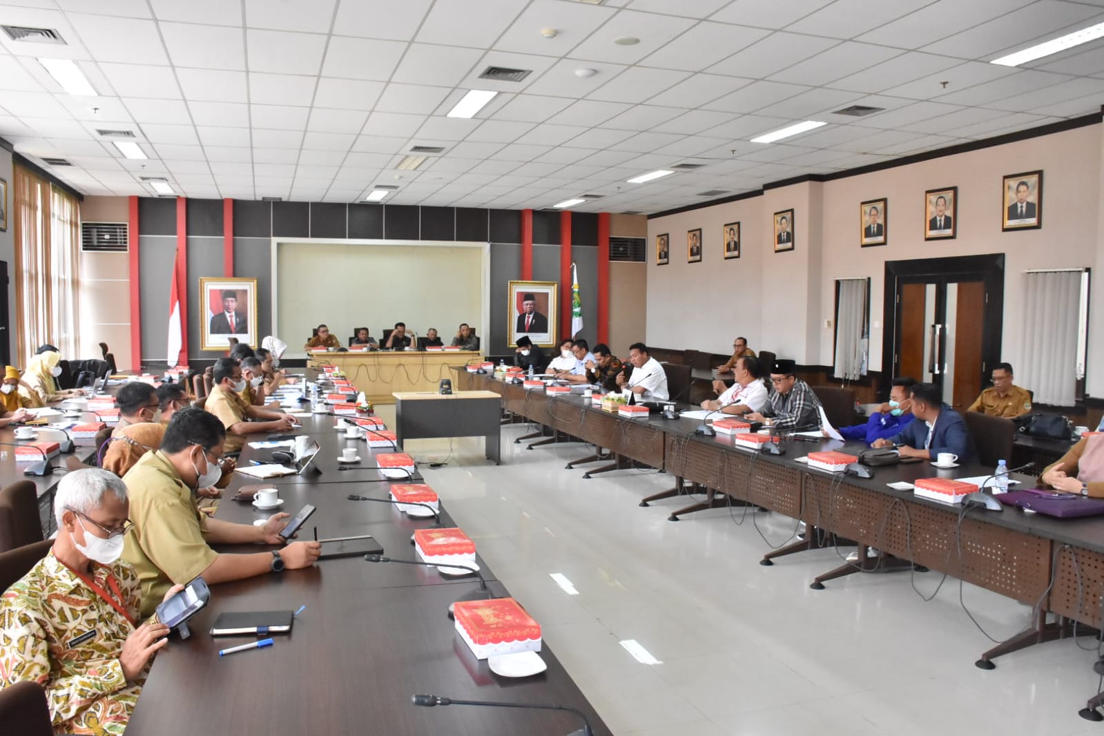 FOTO : Rapat Badan Anggaran DPRD Kaltim dengan Tim Anggaran Pemerintah Daerah Kaltim, Senin (7/11).