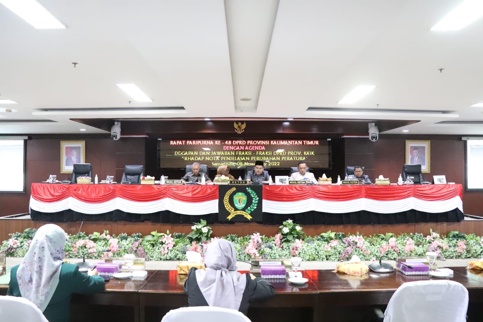 FOTO : Ketua DPRD Kaltim Hasanuddin Mas’ud didampingi Wakil Ketua DPRD Kaltim Muhammad Samsun, Seno Aji dan Sigit Wibowo saat memipin rapat paripurna ke 48 DPRD Kaltim, Selasa (8/11).